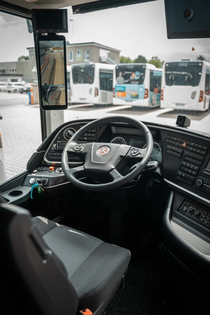 Cockpit eines modernen Setra-Reisebusses