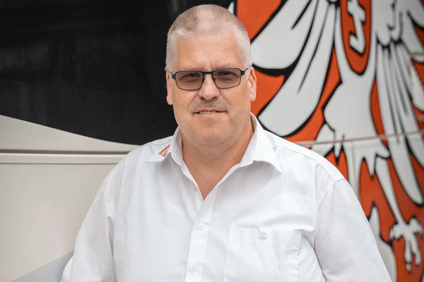 Unser Fahrer vor dem Mannschaftsbus des FSV Frankfurt