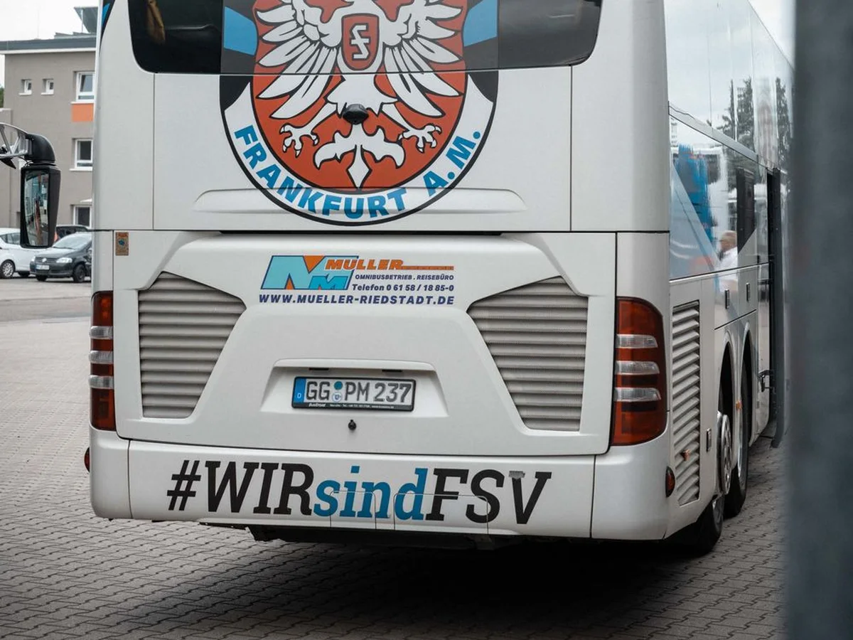 Mannschaftsbus des FSV Frankfurt 1899