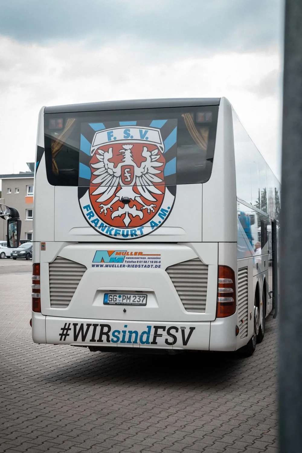 Das Heck des FSV-Busses mit dem Schriftzug #WIRsindFSV