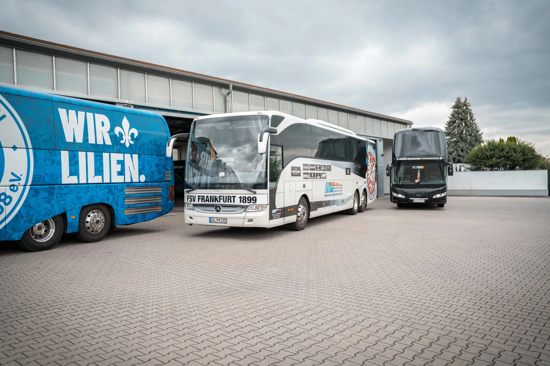 Die Mannschaftsbusse von MÜLLER Riedstadt auf dem Betriebshof