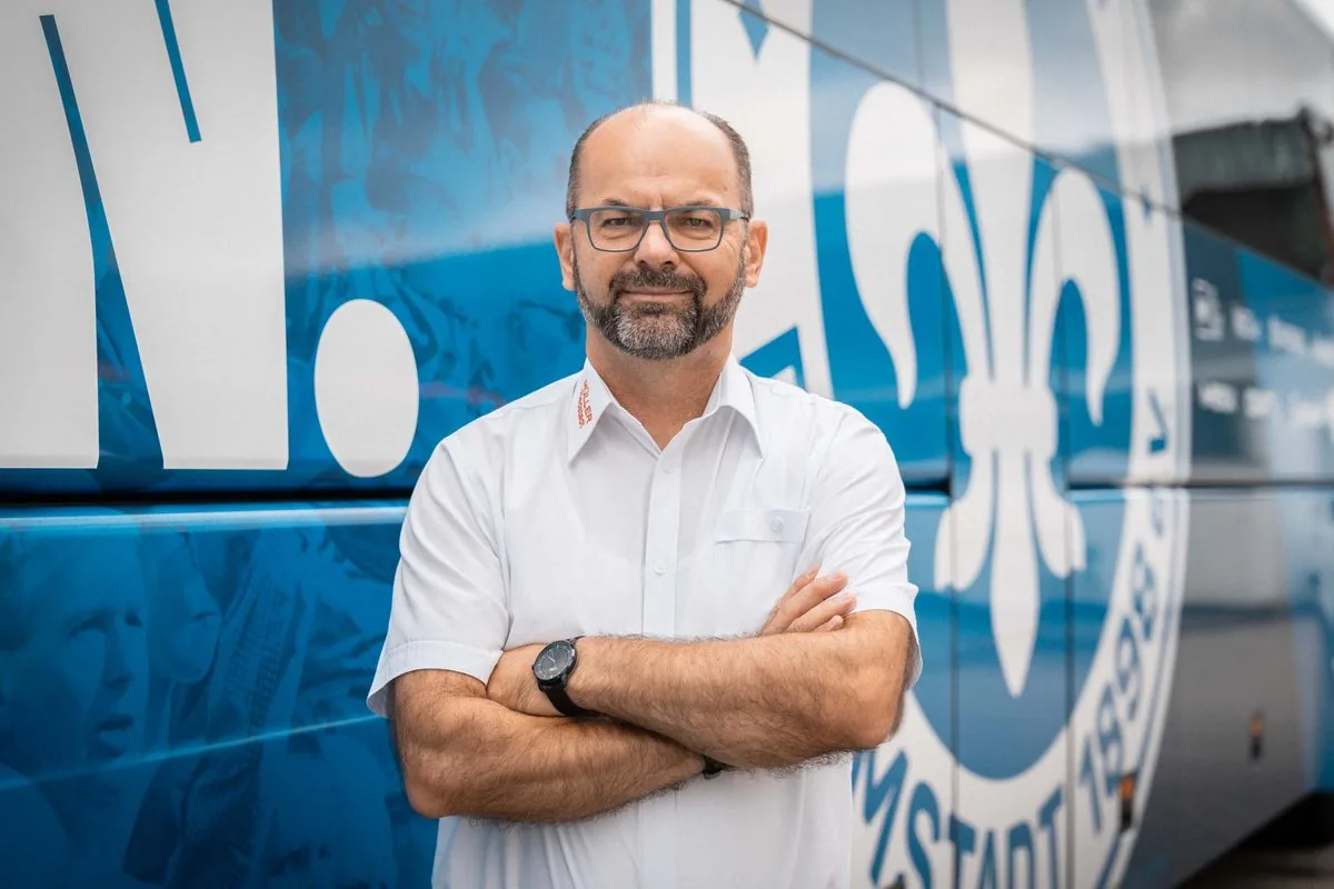 Unser Fahrer vor dem Mannschaftsbus des SV Darmstadt 98