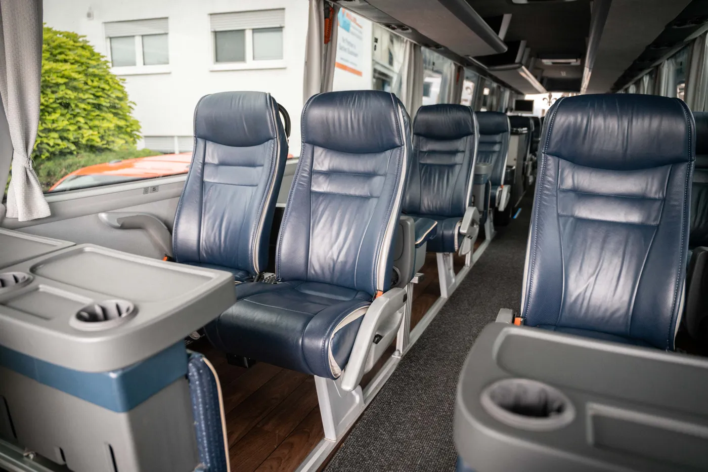 Innenraum des Mannschaftsbusses des SV Darmstadt 98: VIP-Ledersitze mit Tischen