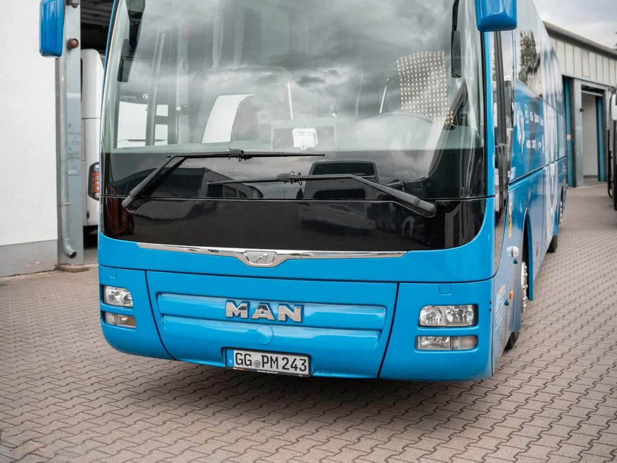 Mannschaftsbus des SV Darmstadt 98 in Lilien-Blau