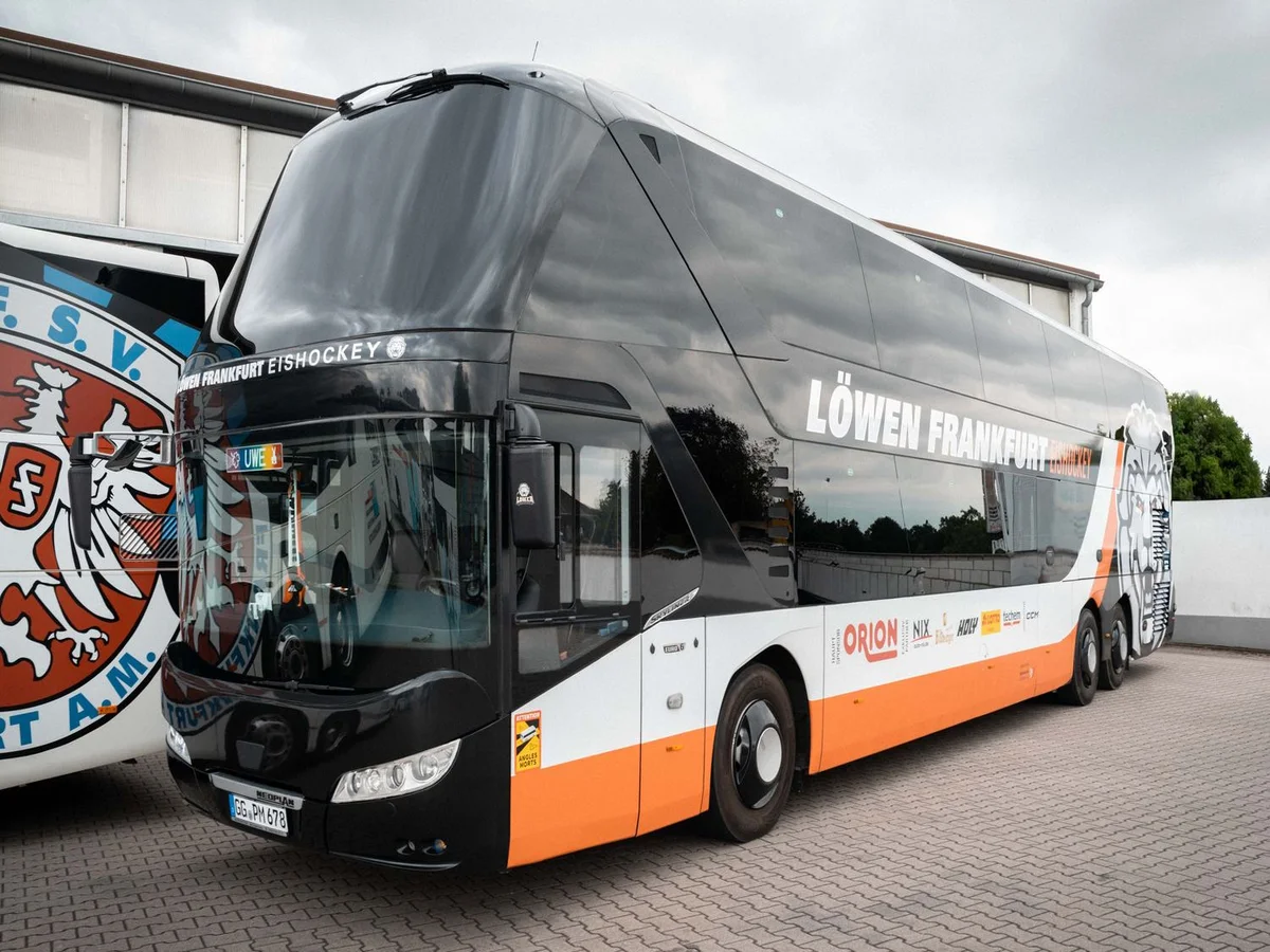 Mannschaftsbus der Löwen Frankfurt – Doppeldecker mit Löwenkopf-Design