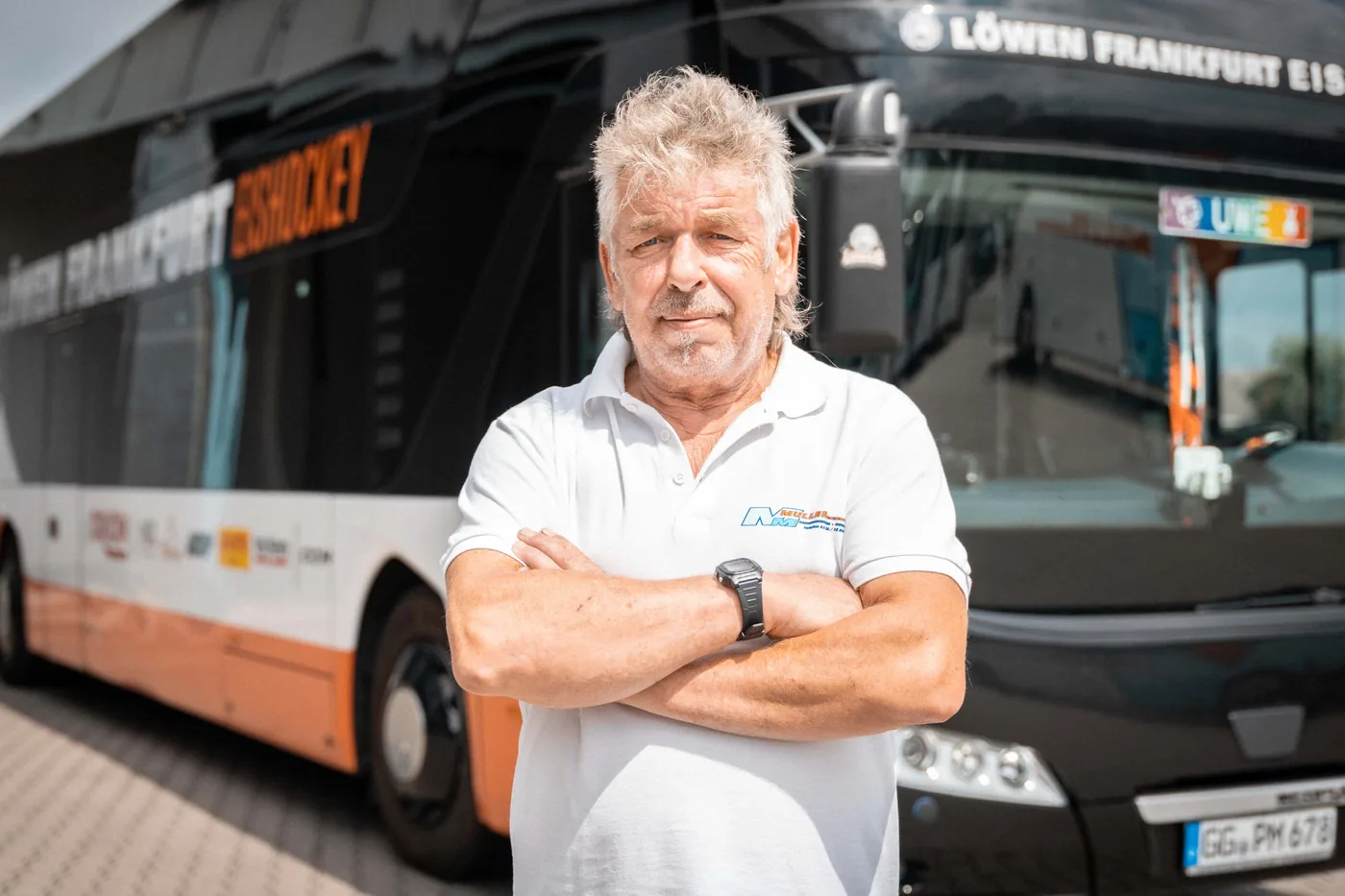 Unser Fahrer vor dem Mannschaftsbus der Löwen Frankfurt