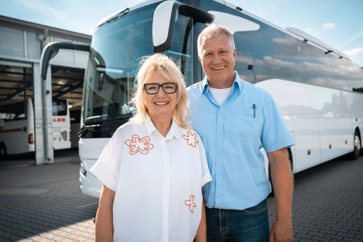 Sabine Müller-Kampa und Holger Müller vor einem Reisebus