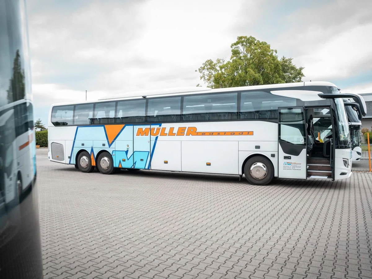 Komfort-Reisebus von MÜLLER Riedstadt mit Müller-Folierung