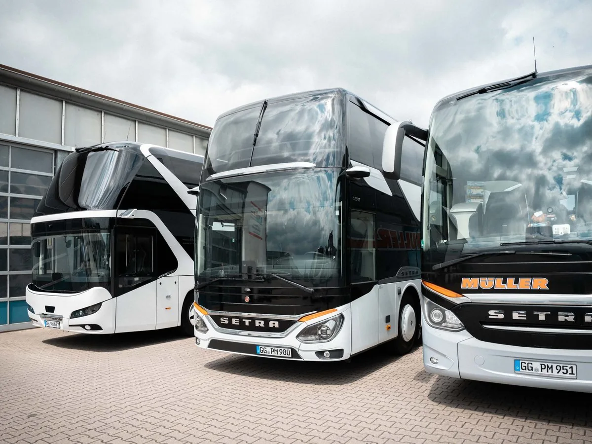 Setra-Reisebusse von MÜLLER Riedstadt vor der Halle