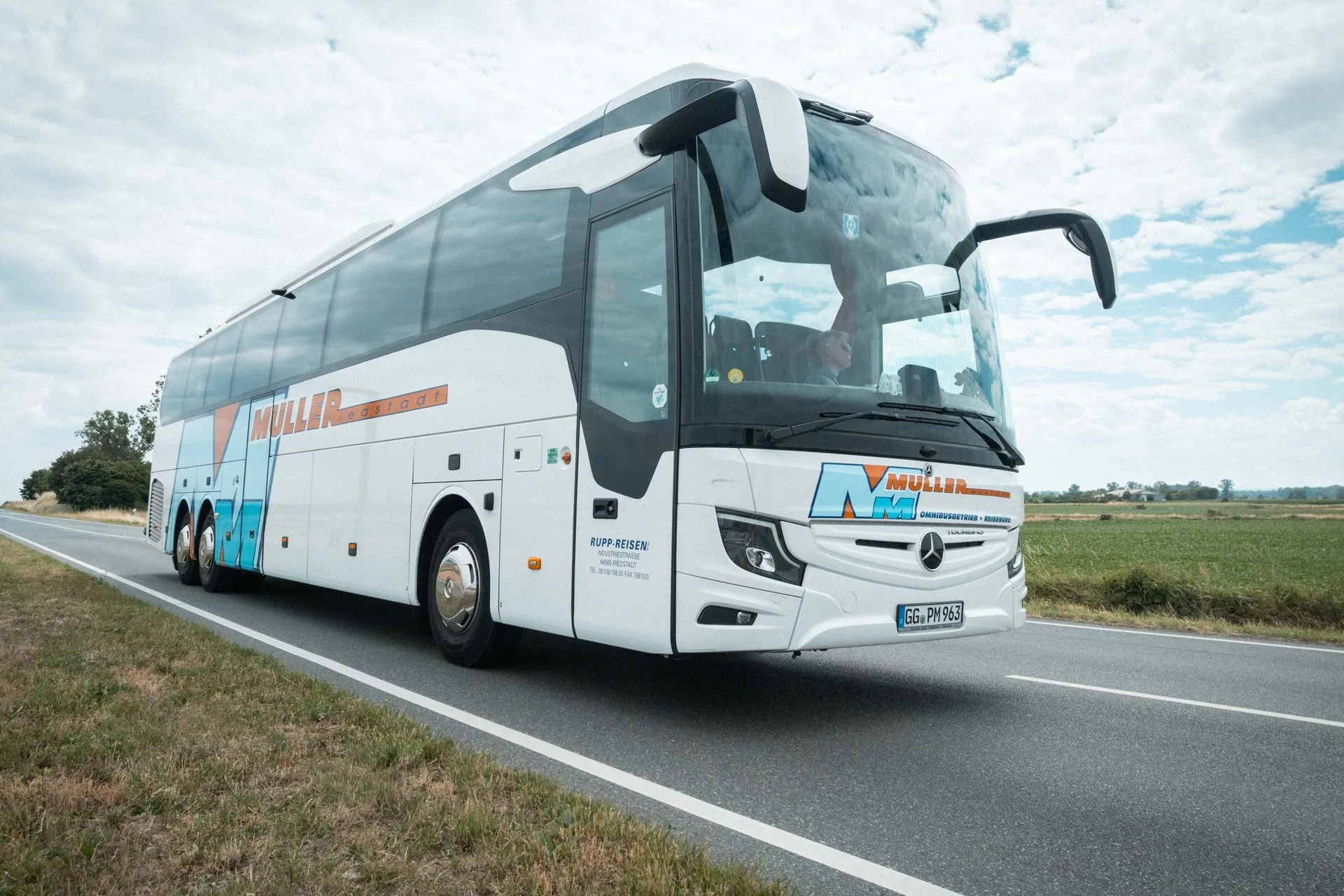 Reisebus von M&Uuml;LLER Riedstadt unterwegs
