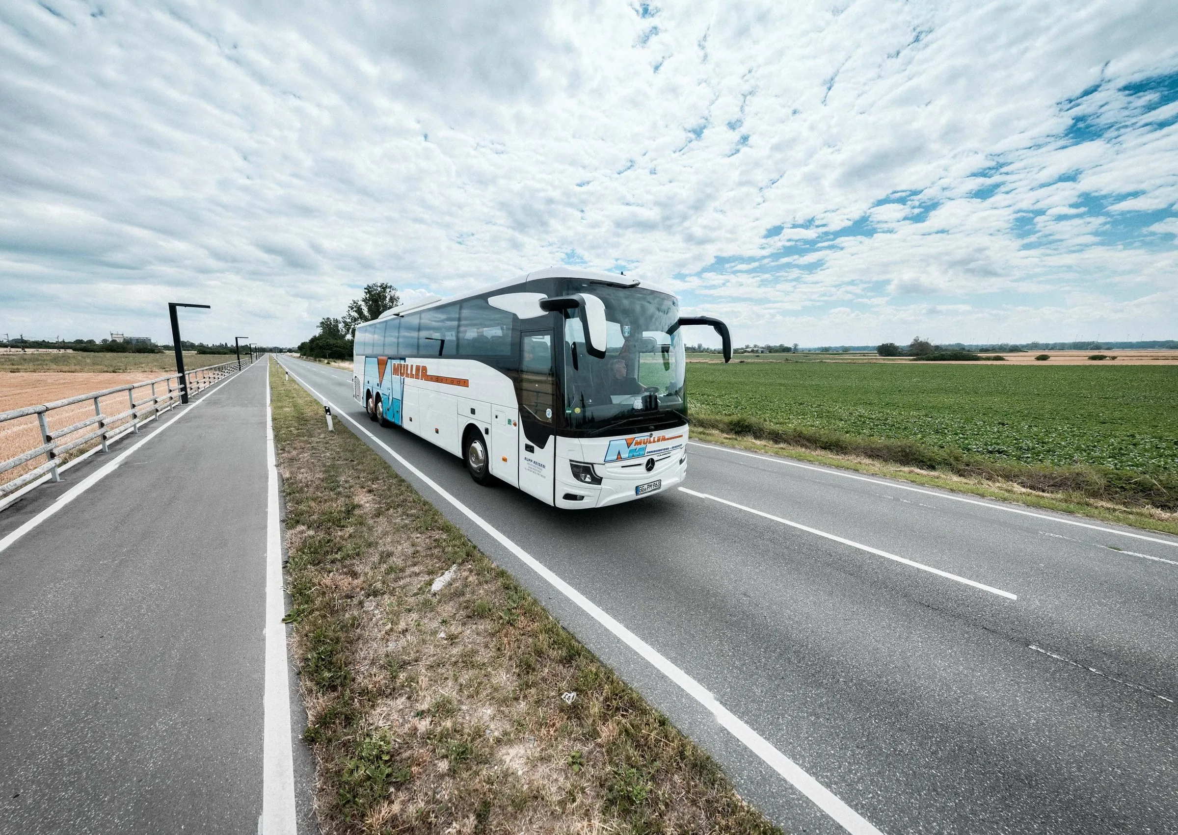 MÜLLER-Reisebus aus der Luft auf einer Landstraße im Ried