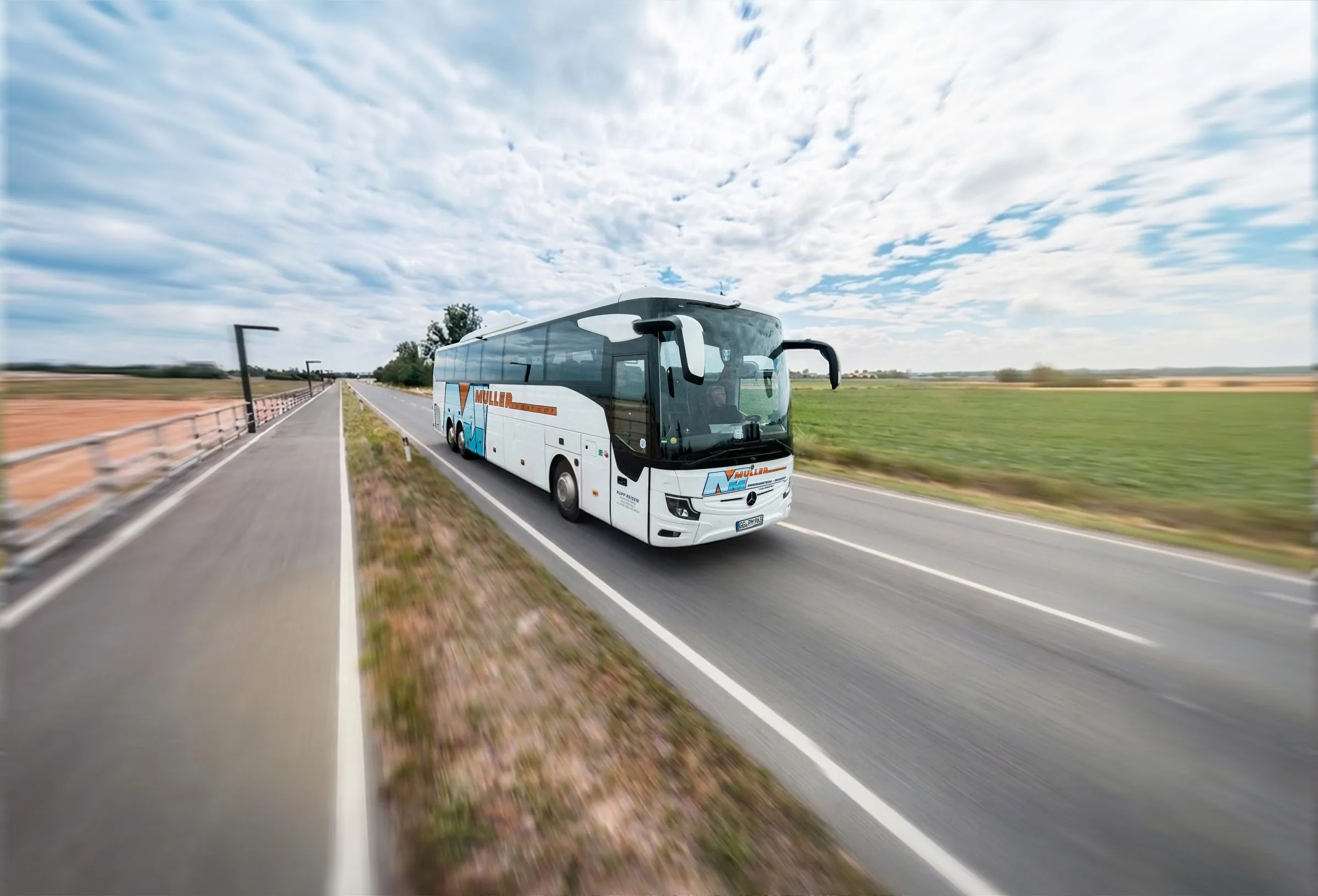 Reisebus von M&Uuml;LLER Riedstadt auf einer Allee