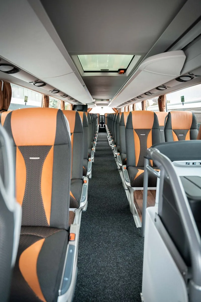 Moderne Bestuhlung im Setra-Reisebus