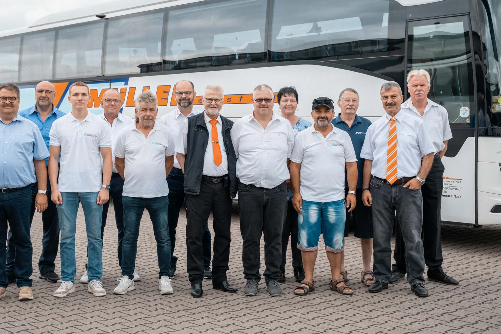 Das Fahrerteam von MÜLLER Riedstadt vor einem Bus