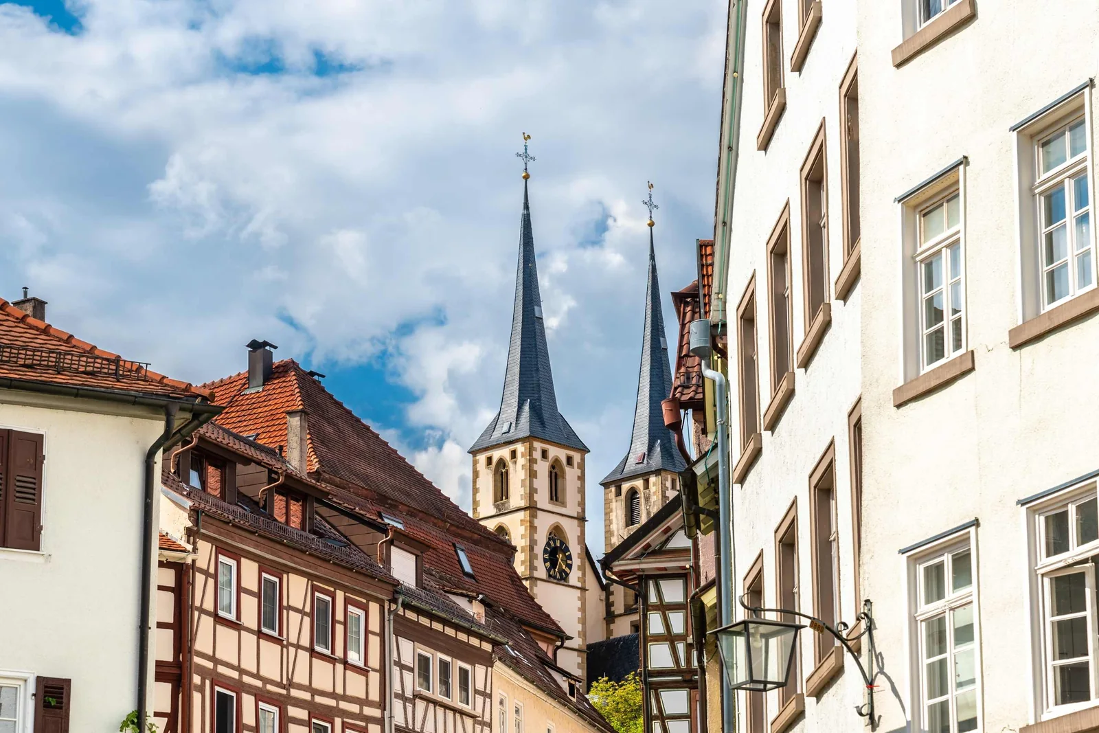 Altstadtgasse mit Fachwerk und den Türmen der Stadtkirche in Bad Wimpfen