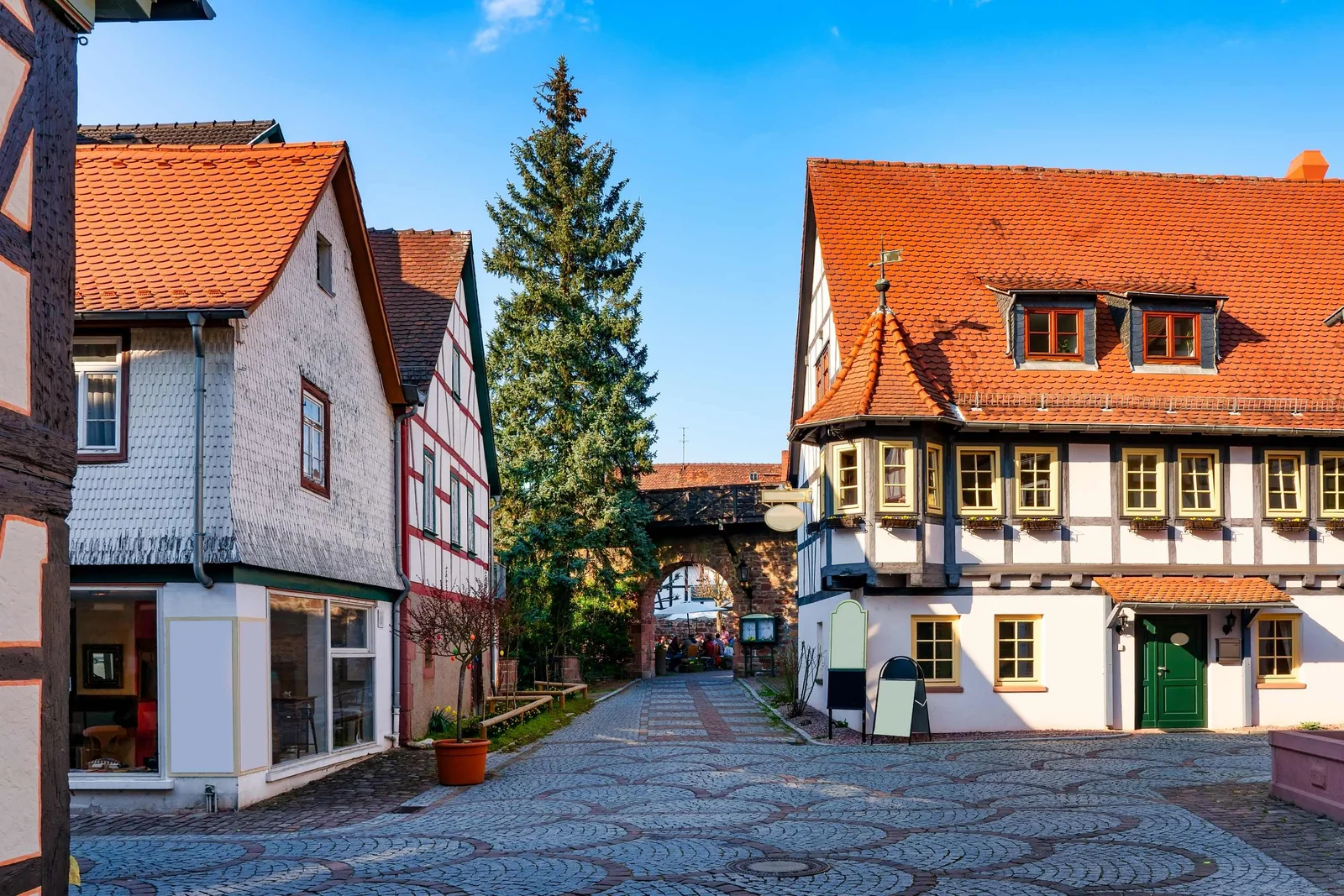 Winterliche Gasse mit Stadttor und Tannenbaum in Michelstadt