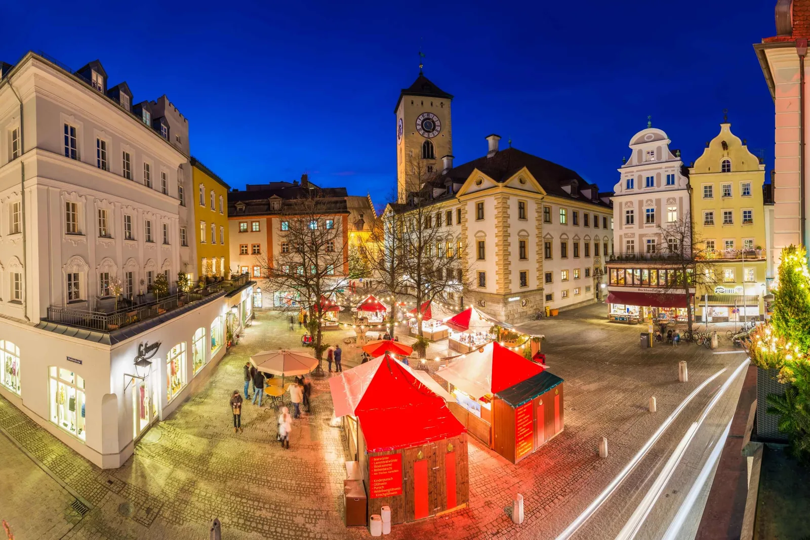 Weihnachtsmarkt vor der Kulisse von Regensburg