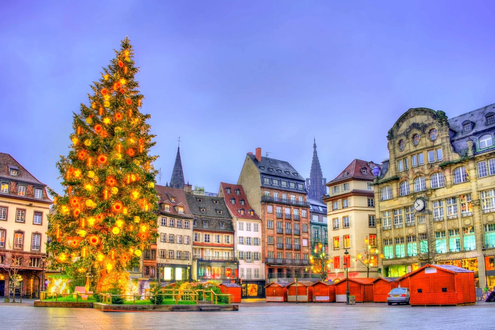 Weihnachtsbaum und Marktstände auf der Place Kléber in Straßburg