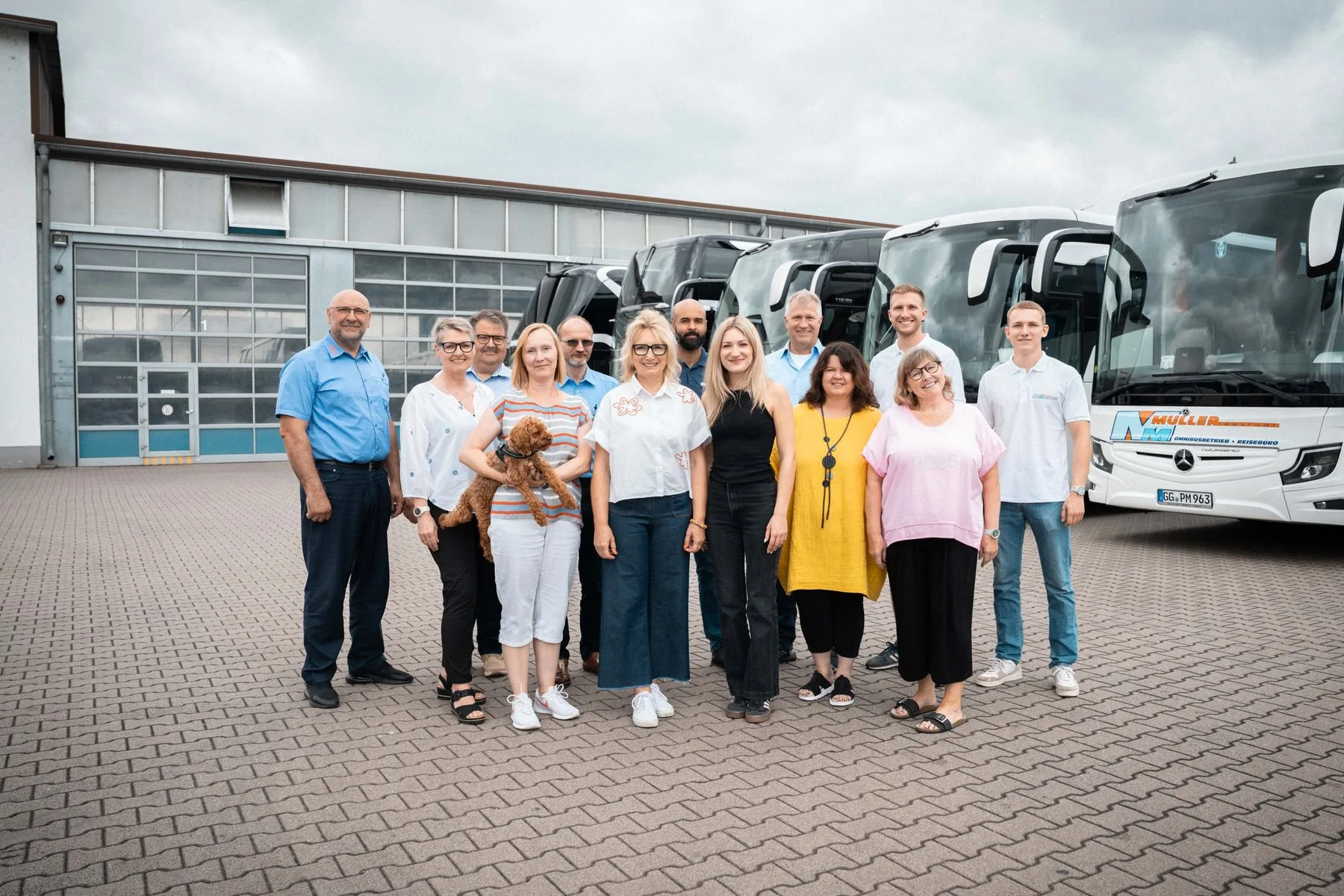 Das Büro- und Reiseteam von MÜLLER Riedstadt vor der Halle