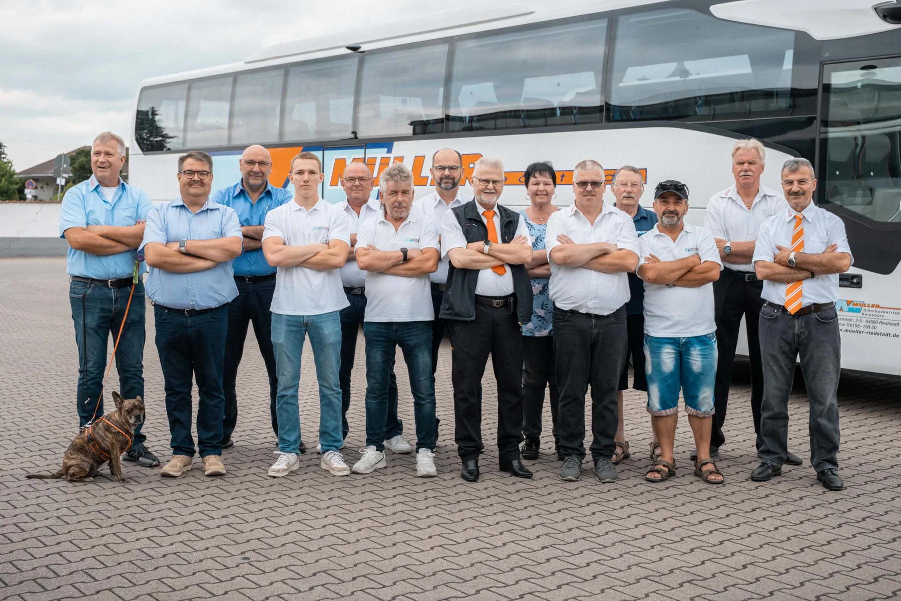 Das Fahrerteam von MÜLLER Riedstadt vor einem Reisebus