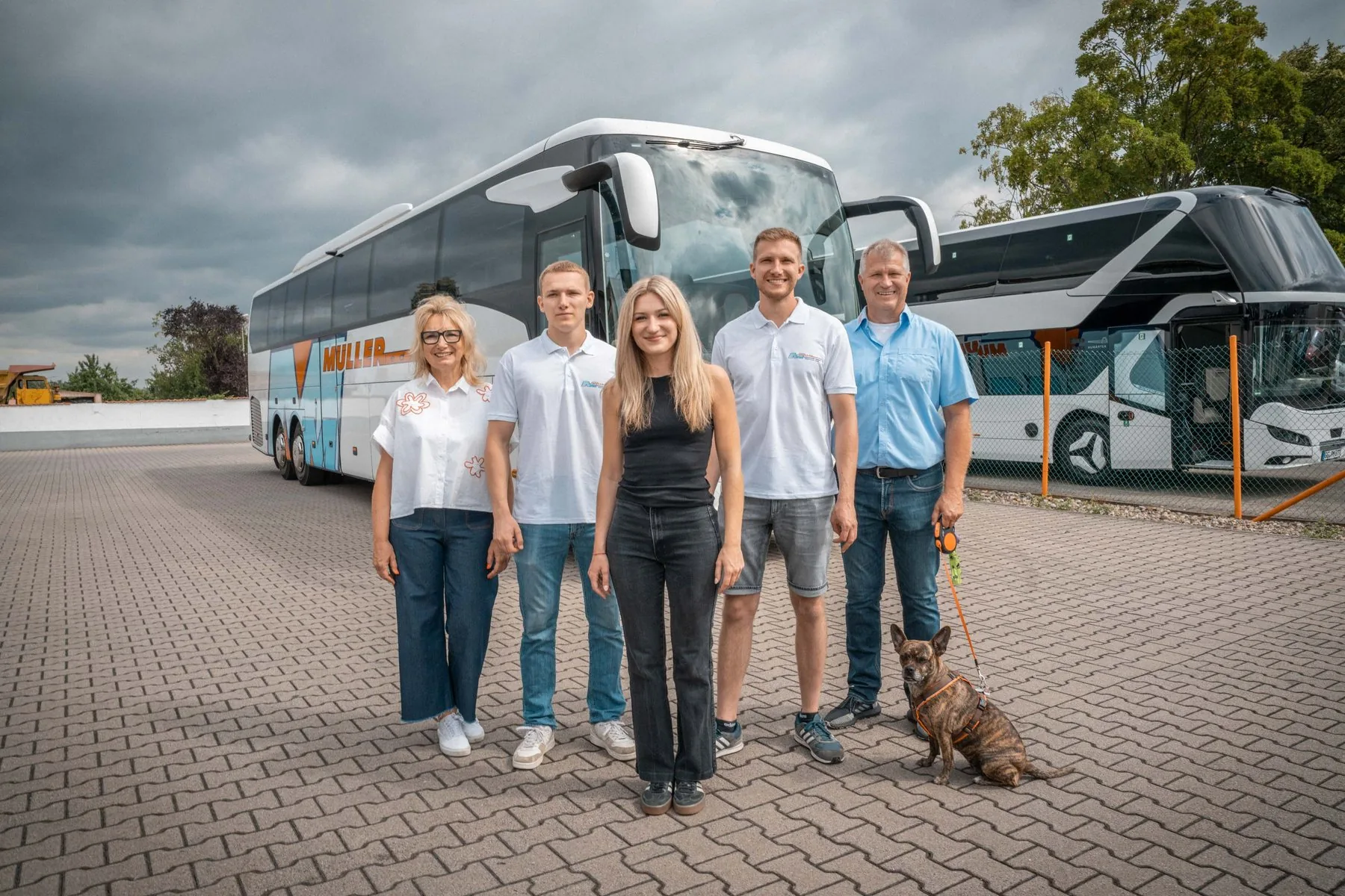 Familie Müller vor einem Reisebus