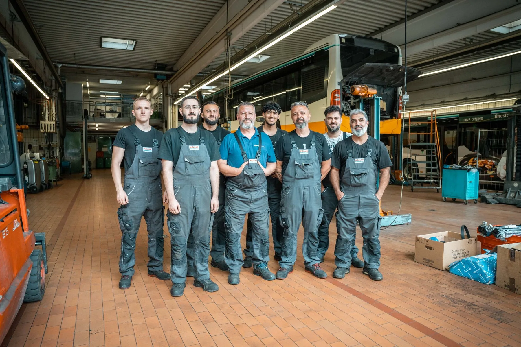 Das Werkstatt-Team von MÜLLER Riedstadt in der Halle