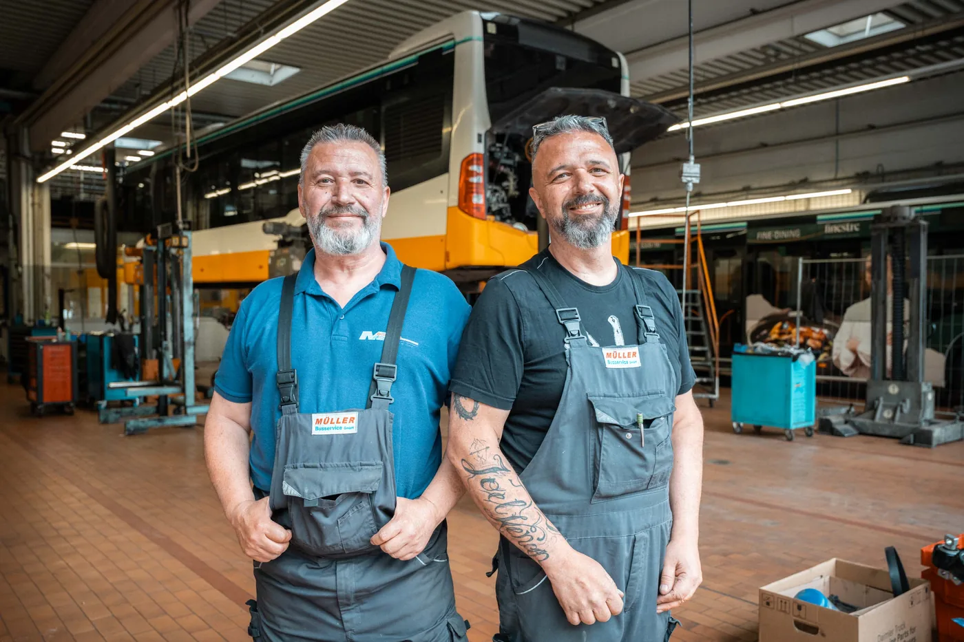 Zwei Kollegen in der eigenen Werkstatt in Groß-Gerau