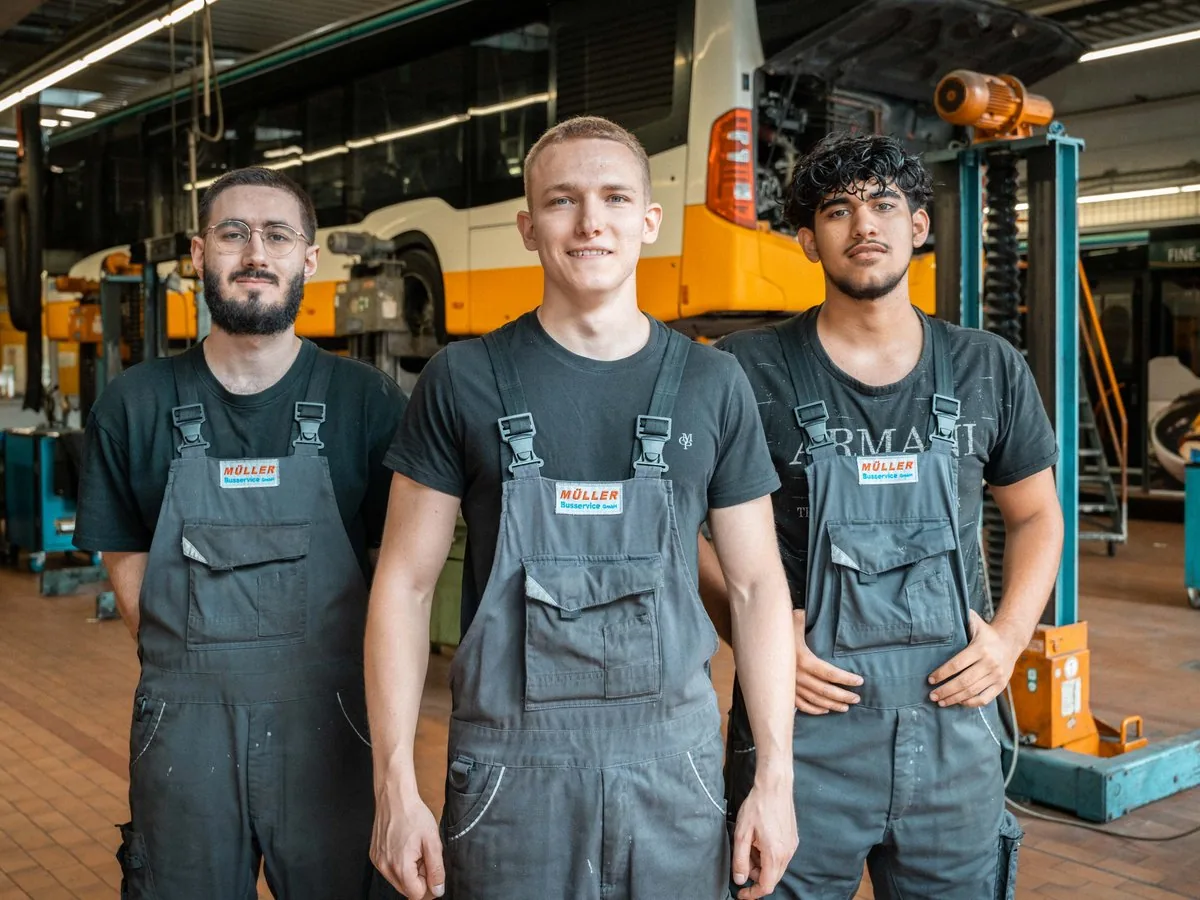 Das Werkstatt-Team von MÜLLER Riedstadt in der Halle