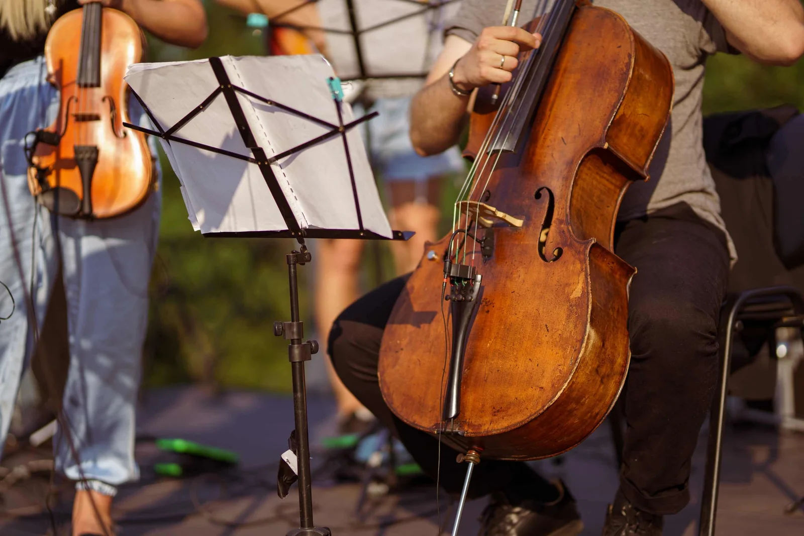 Musikerinnen und Musiker mit Cello und Geige beim Auftritt im Freien